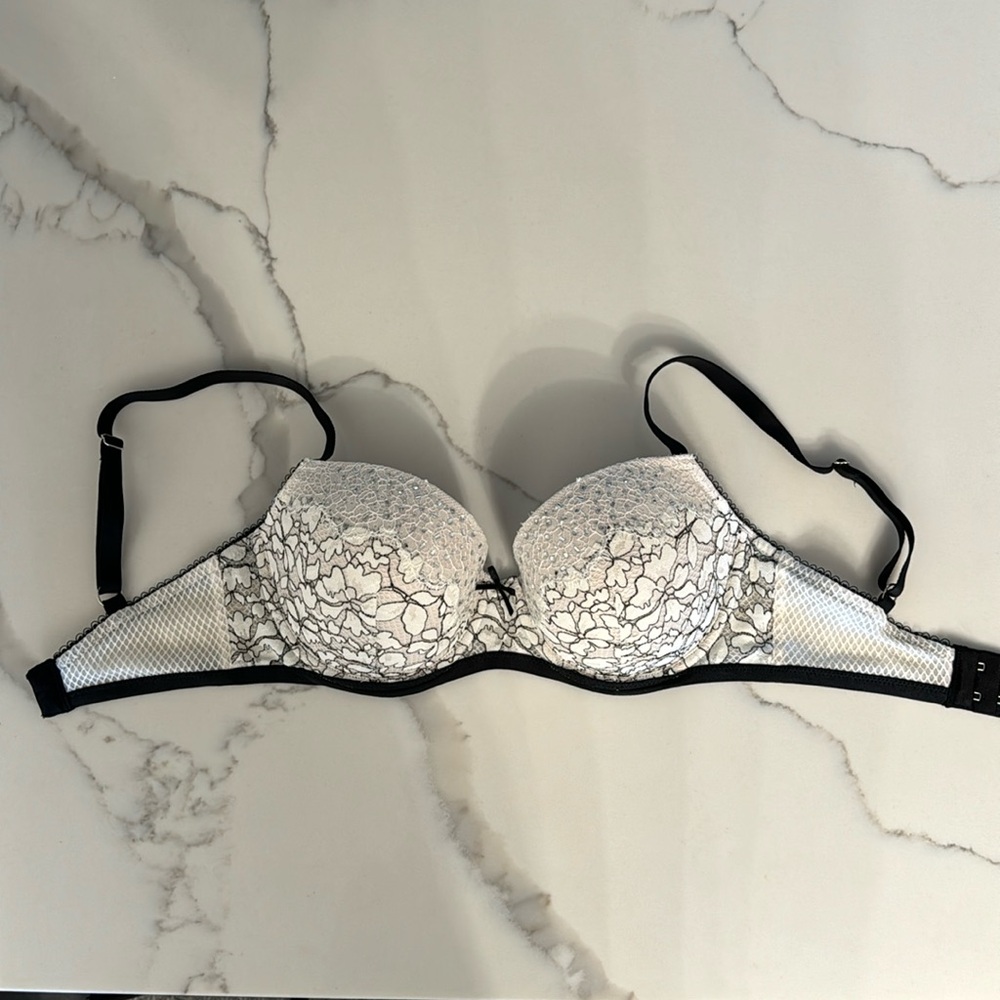 Victoria’s Secret Dream Angels Lined Demi Bra with Rhinestones size 32 DD New